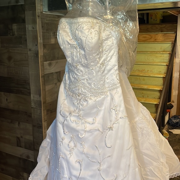 Oleg Casini Collection Wedding Dress - Picture 3 of 10